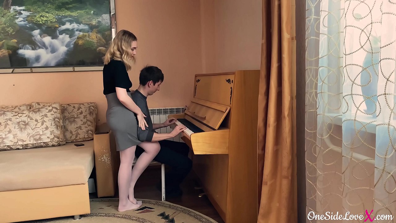 Nauczycielka gry na pianinie obciągnęła głęboko kutasa swojemu uczniowi i zerżnęła go.
