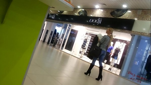 Fajna laska w supermarkecie.